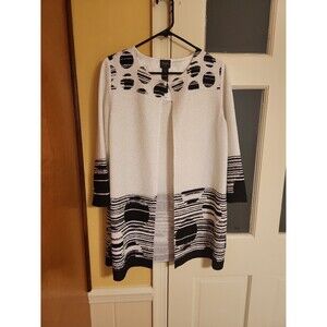 Chico's Travelers Collection Black & White Crinkle Top 1 Hook Size 1 US 8